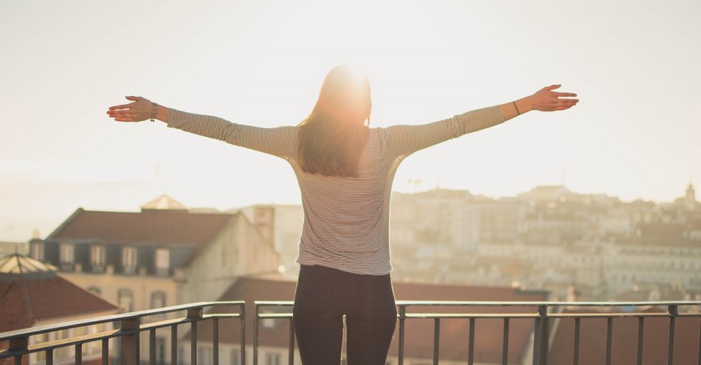 personne qui profite du soleil sur un balcon